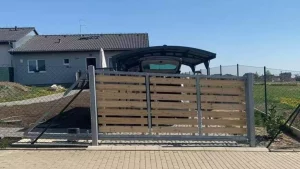 Montujeme brány v prudkém terénu.