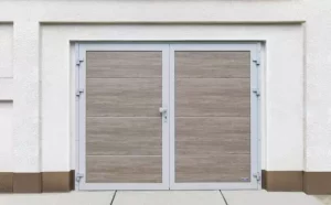 Garážová vrata dvoukřídlá lze doplnit o vstupní dveře.